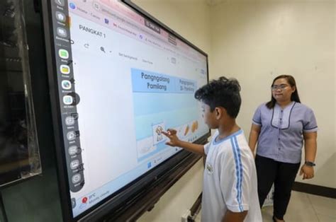 Makati rolling out 400 smart classrooms .